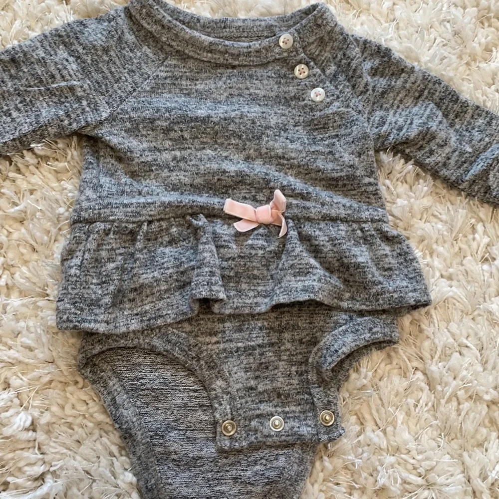 Carter’s Baby Girl Super cute and cozy outfit! Ruffled long sleeve and pants!
